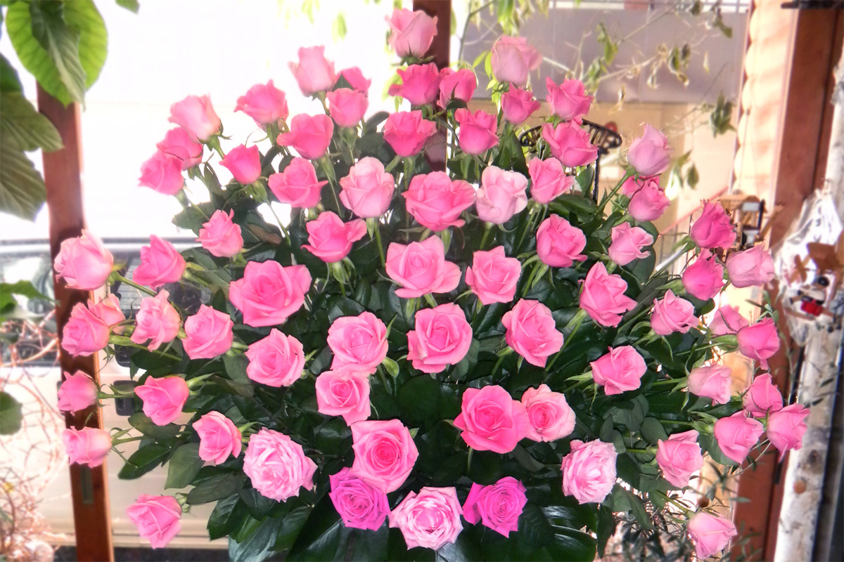 ピンクのバラのスタンド花